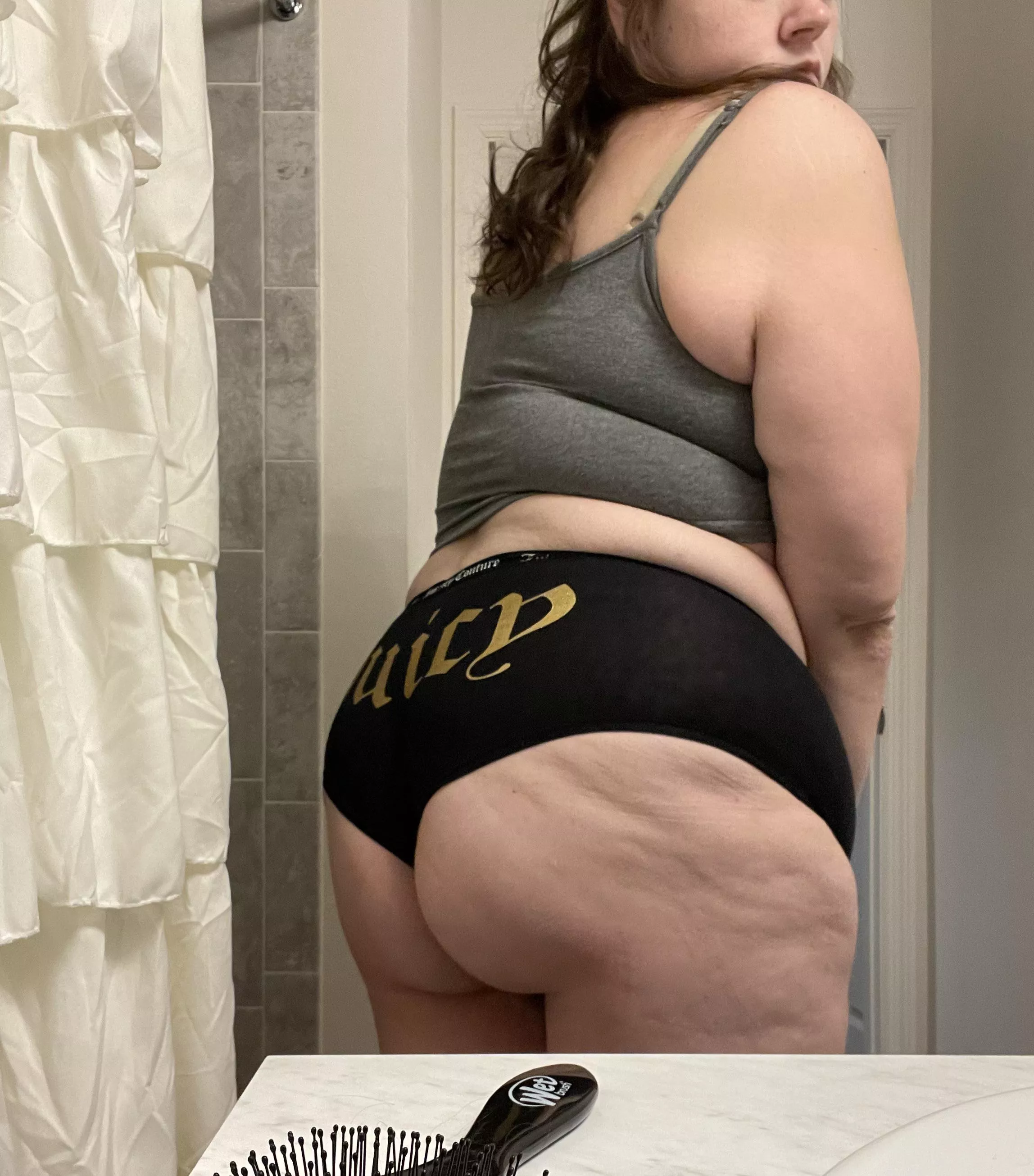 Take me in the bathroom ? 😈