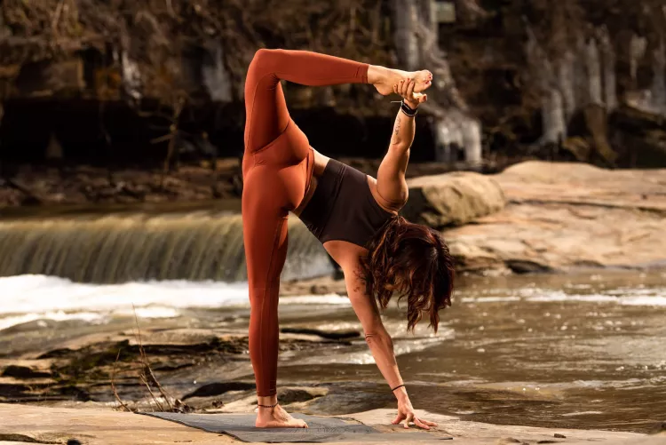 The best ass in yoga pants 🤤 let’s chat!