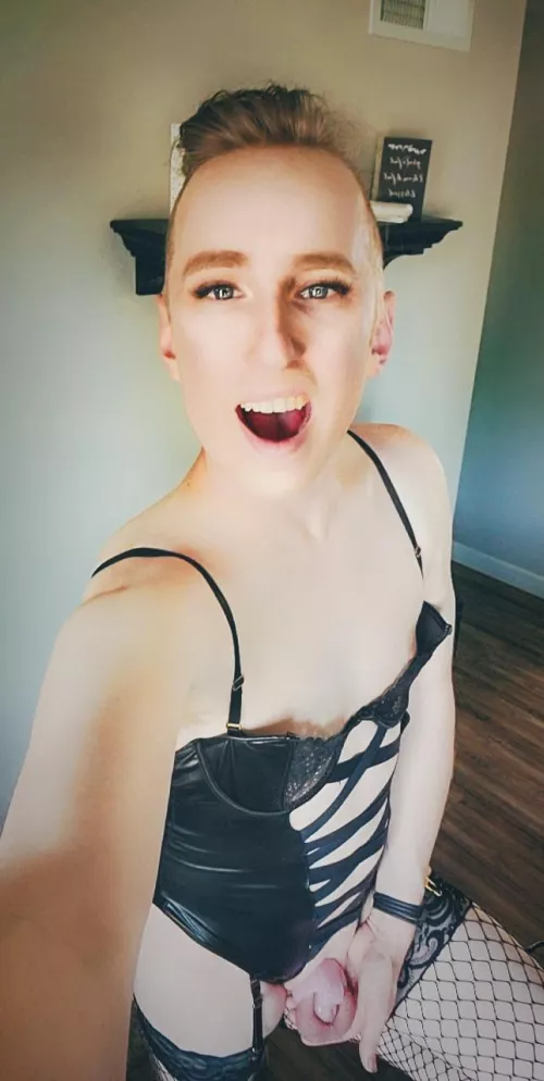 the mail man just saw me in the window and smiled 😅