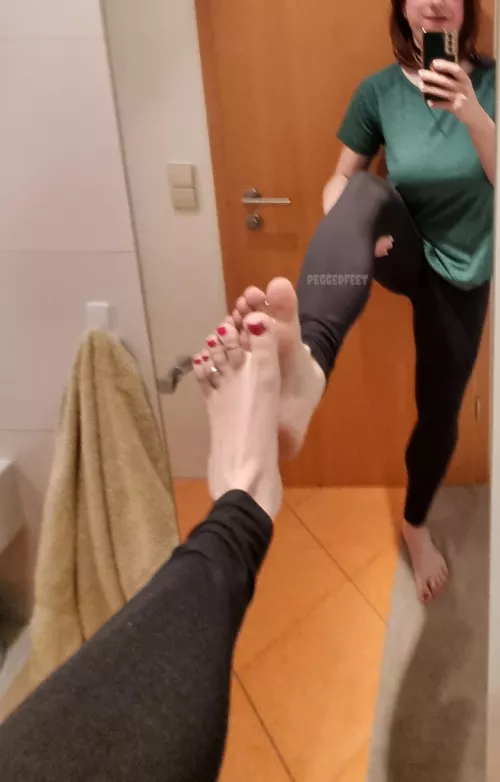 The person in the mirror is mocking me by not licking the feet 🥲