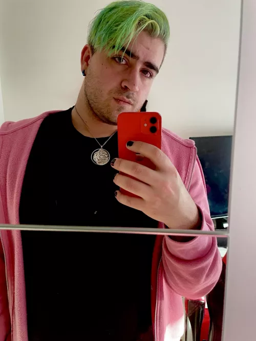 There’s always time for a quick mirror selfie