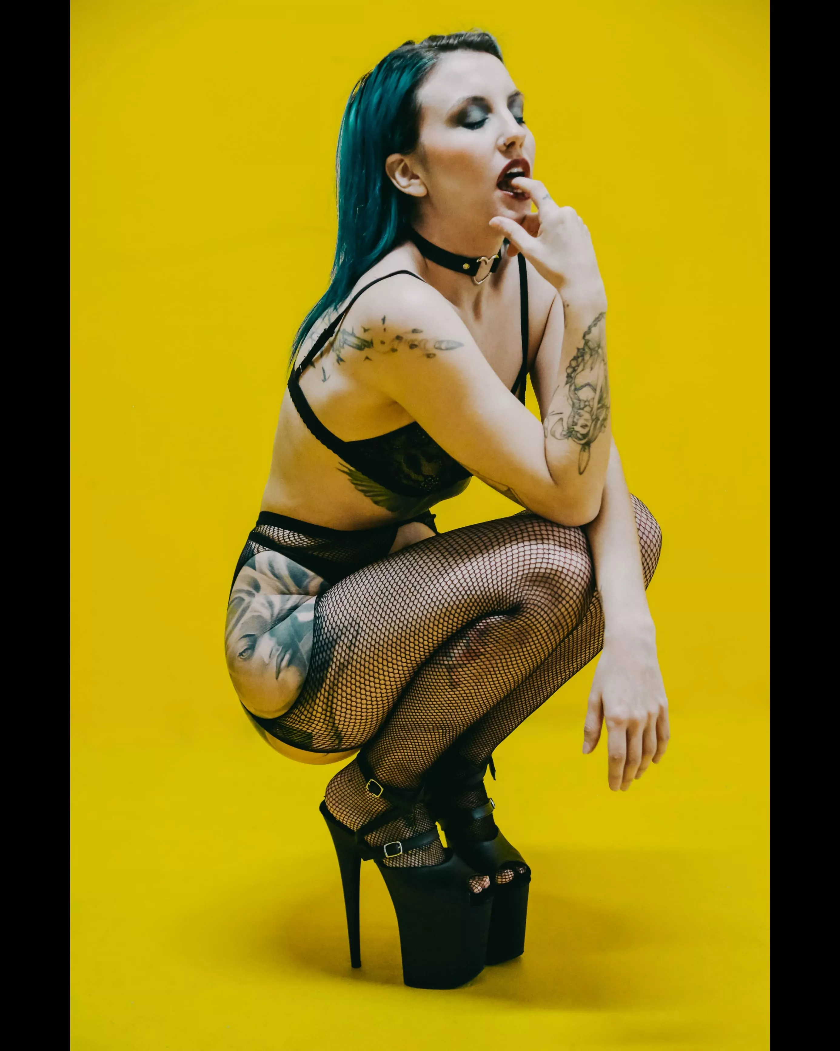 These fishnets are insanely hot with my tattoos [oc]