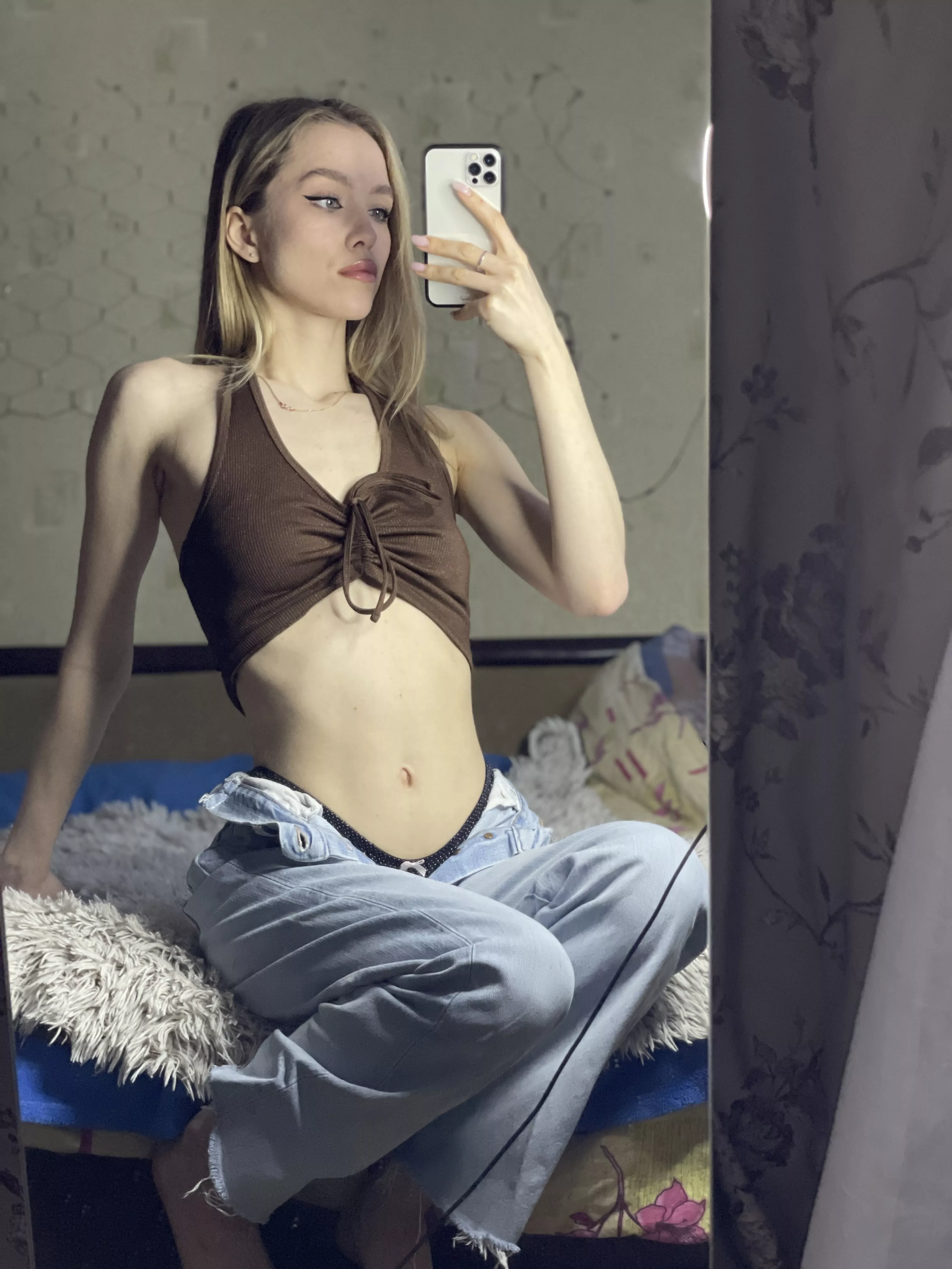 These jeans.... 👀