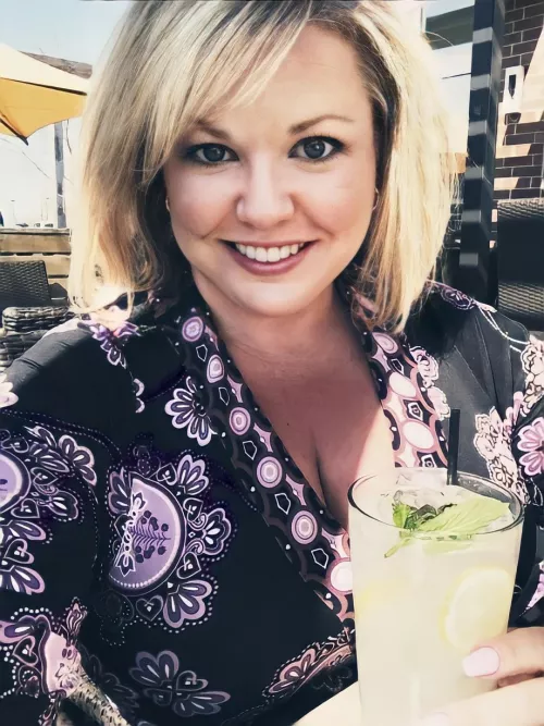 They can't all be nudes out there in redditland as hard as i try 🤣🤣...time for a Sunday funday 🍸