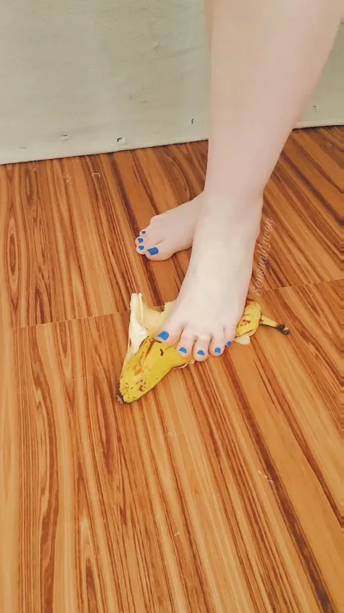 This banana felt so good between my toes 🍌