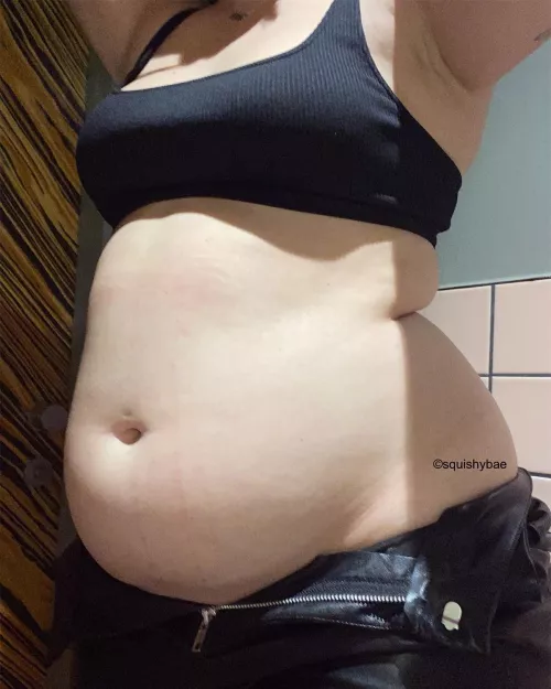 This greedy girl has been stuffing all day 😇