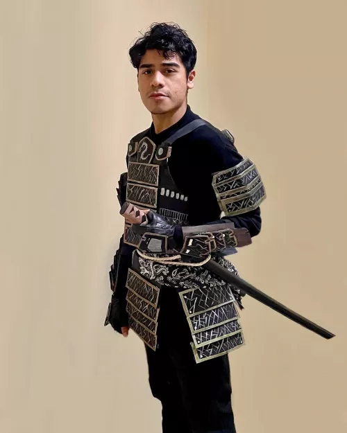 This is my first cosplay ever that I made 100% by myself, all from paper boxes, it’s the orochi class from the game “for honor” it’s not perfect but I’m pretty proud and happy with how it turned out and wanted to show