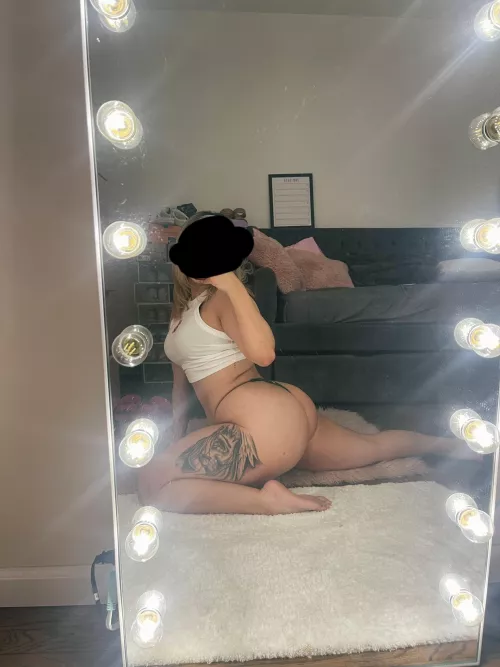 This is my wife 23 and i 24 feel like i can satisfy her cuz i have a 4 inches dick so i decided today to jerk off on how people would fuck her infront of me dm me