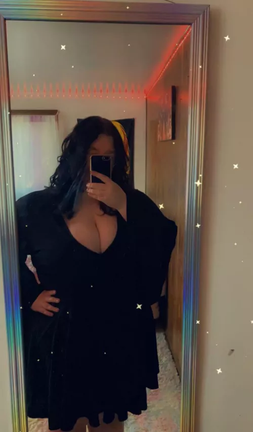 This top makes me feel like I’m Elvira 🥰