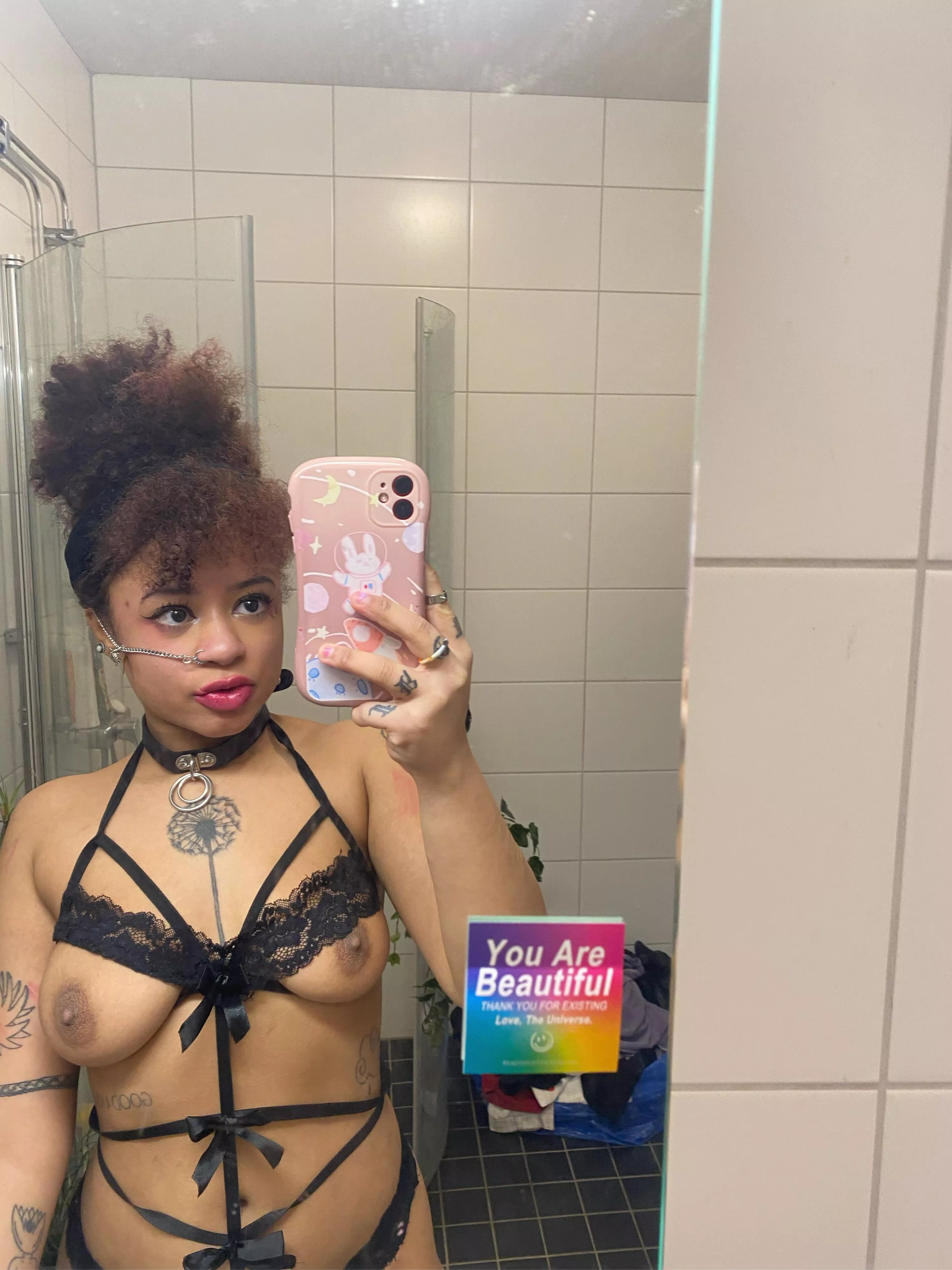 Tittys out for u 💗