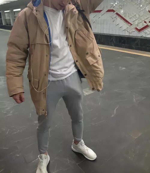 “Trackies bulge” …