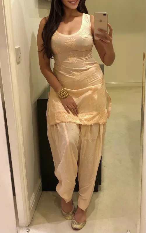 Traditional outfits always look better with no underwear on...🤭🧡 British Punjabi Indian [image]