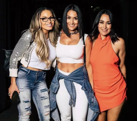 Trish Stratus & The Bella’s 🥵🥵