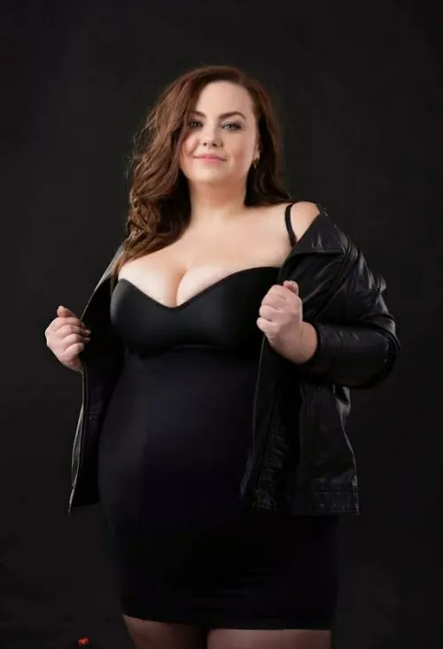 try to look into my eyes and not at my big boobs😘