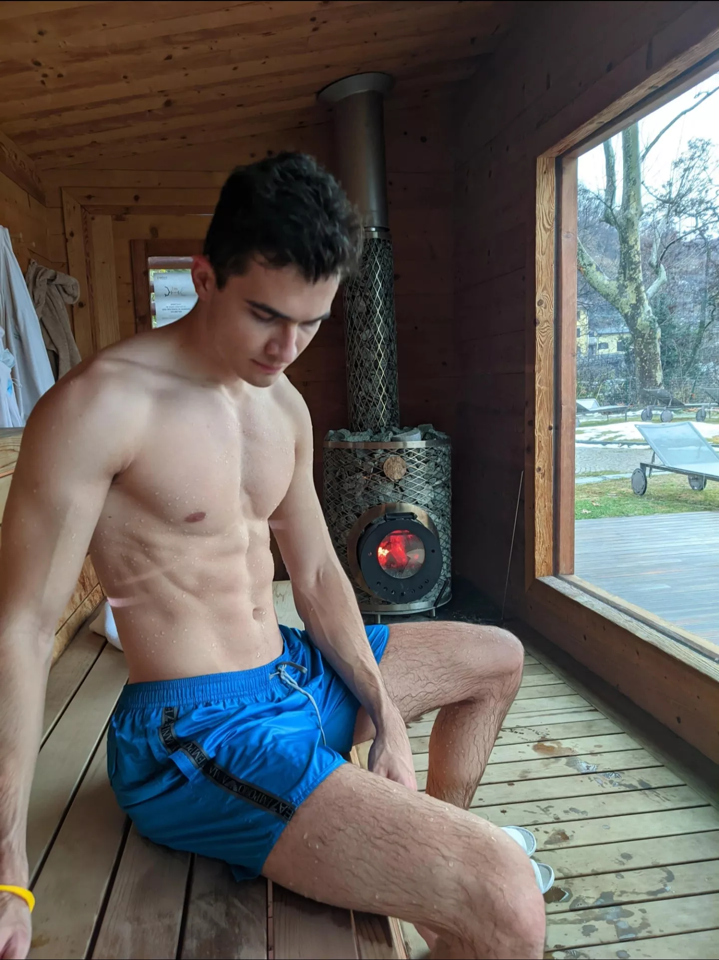 trying to act sexy in this hit sauna 😉 24 [m]