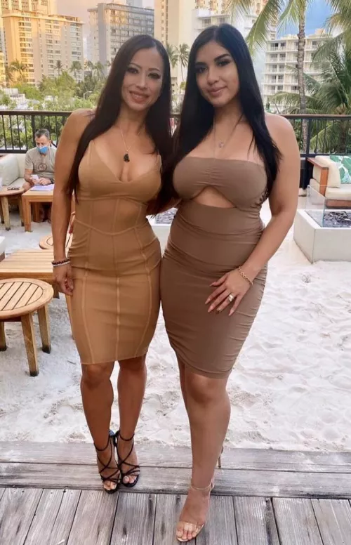 Which hole is getting it first? Mom on the left, daughter on the right.