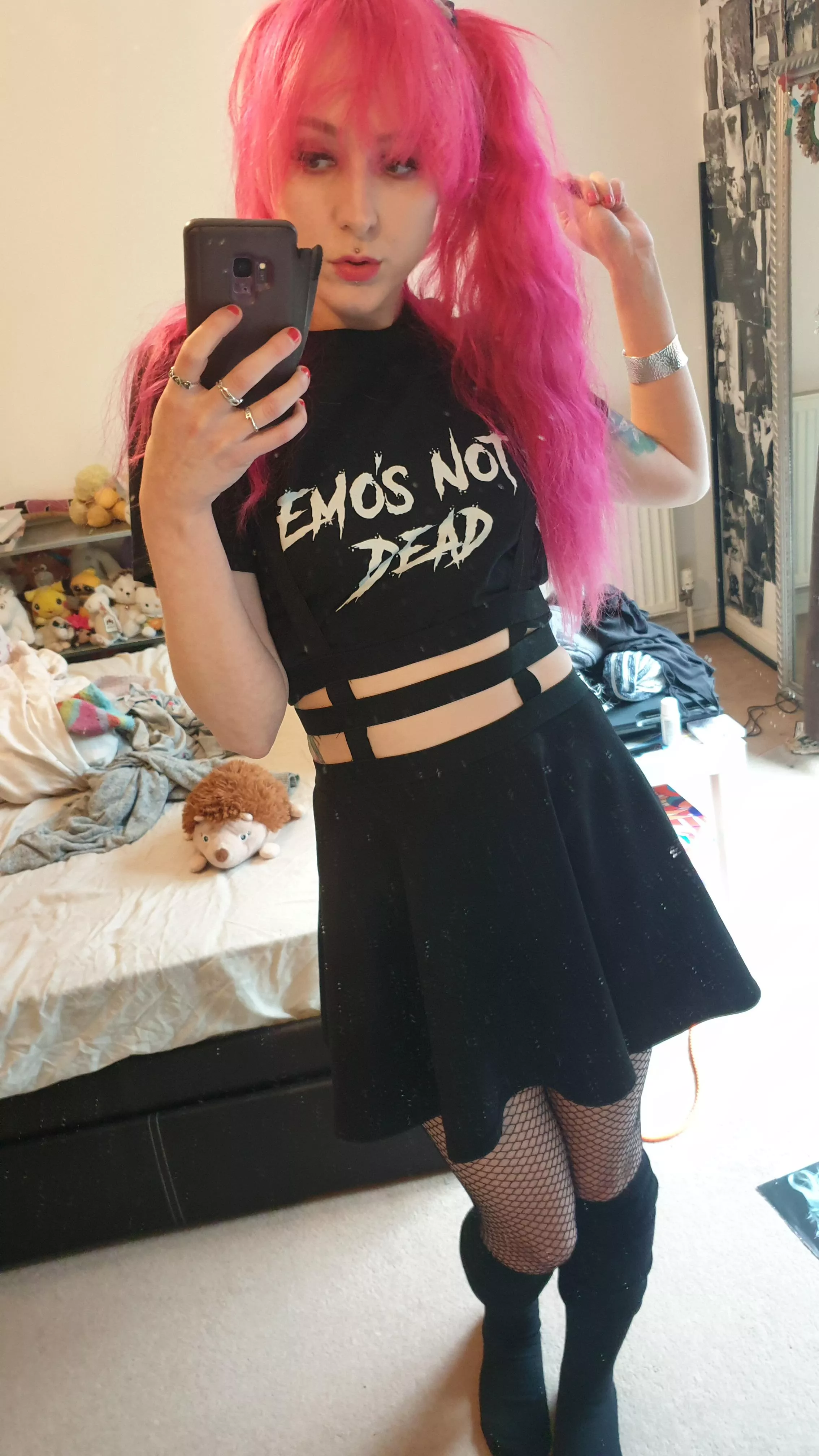 Who agrees with my tshirt? 🖤 p.s, sorry if I'm wearing too many clothes 👉👈