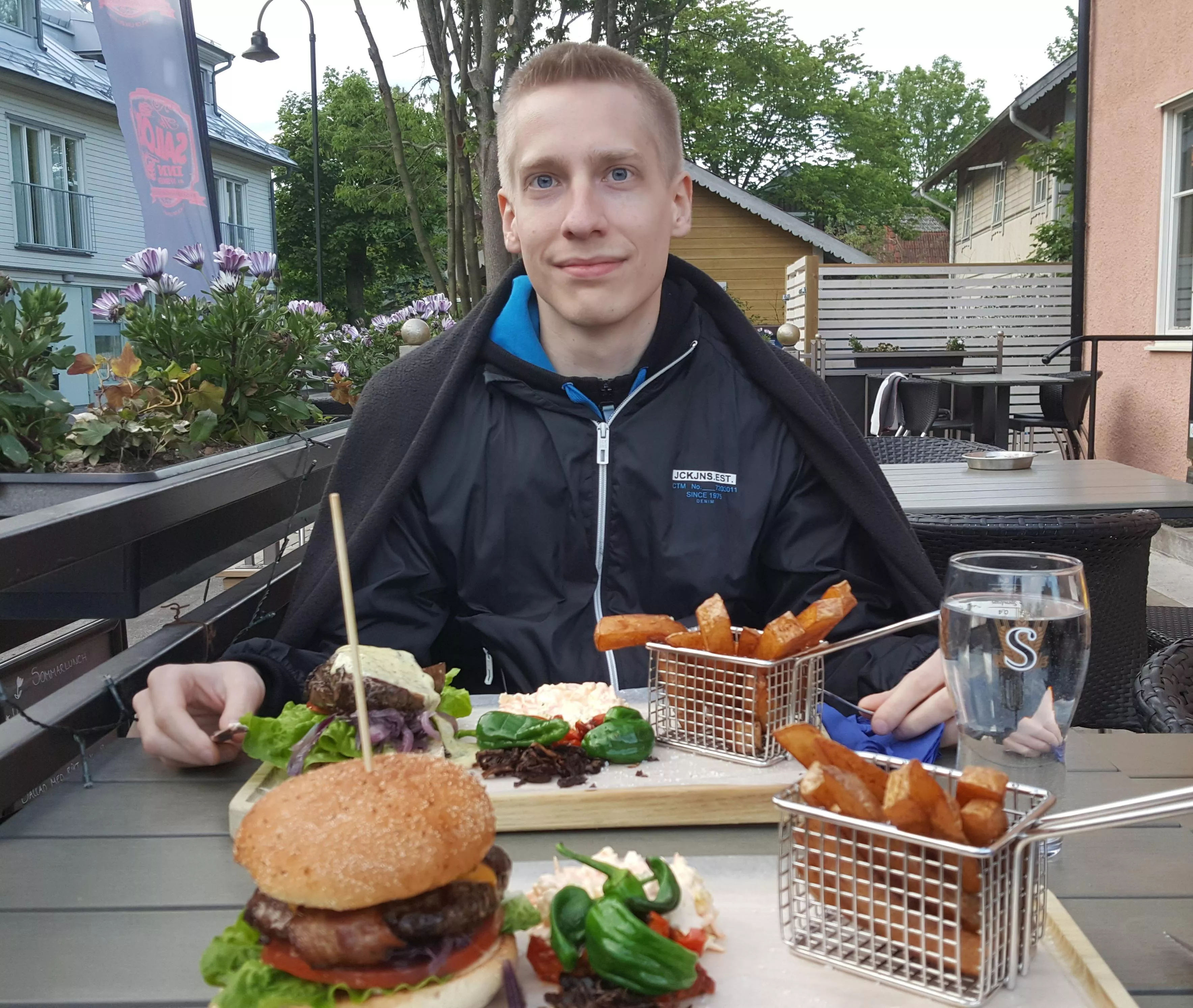 Who else likes burgers? 😊 Who else likes burgers? 😊