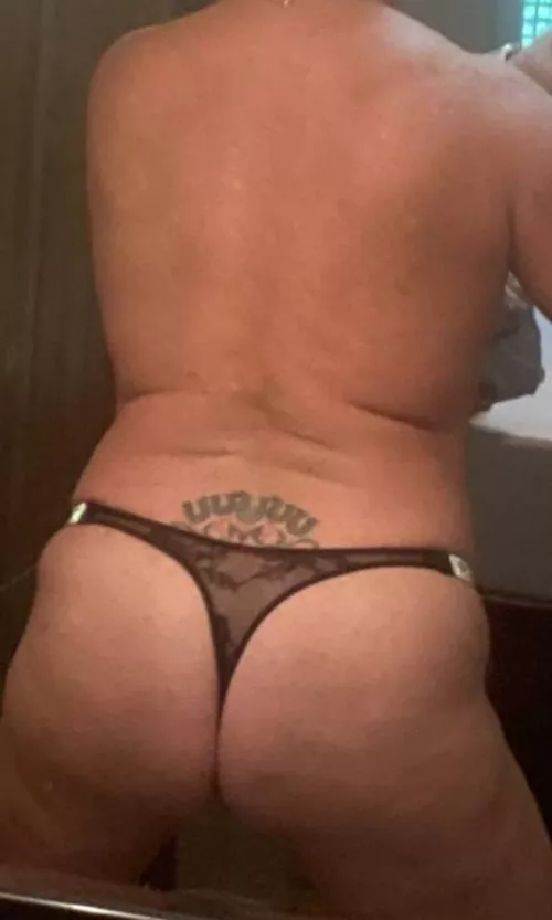 Who likes a strong GILF ass?