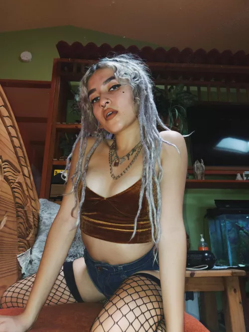 Who likes cute small alt babes here?🖤