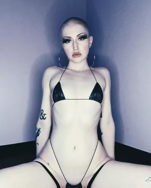 who likes ladies with buzz cuts? 🖤