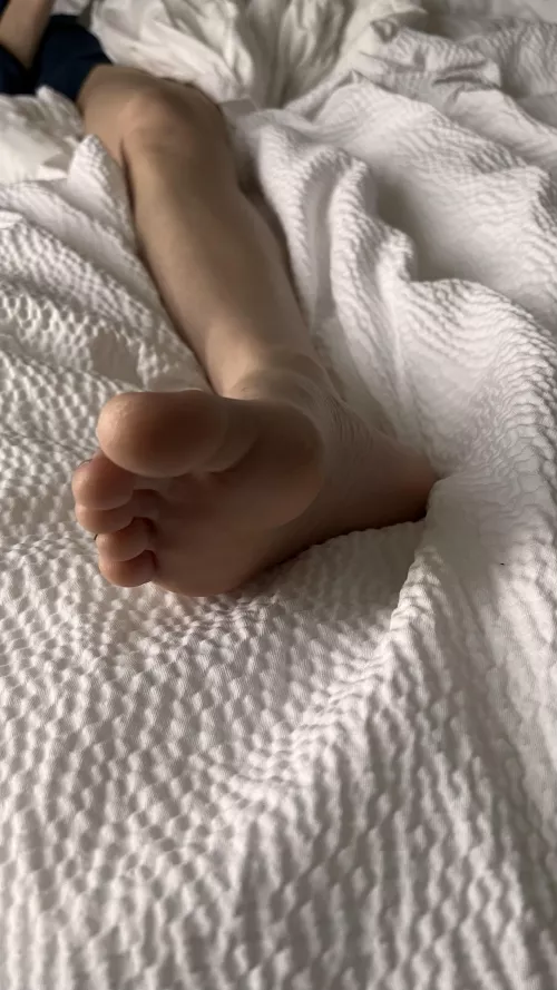 Wife’s sole showing high arch and long leg.
