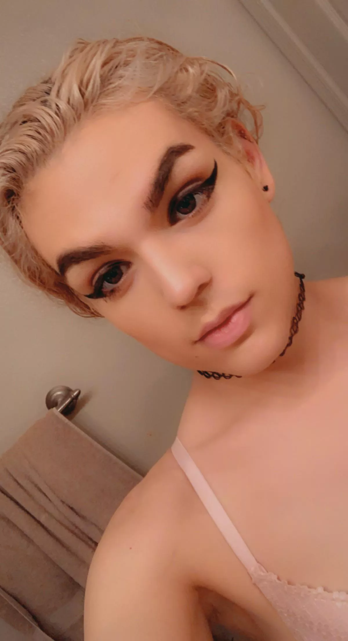 Wish someone would kiss me and make me theirs 💕