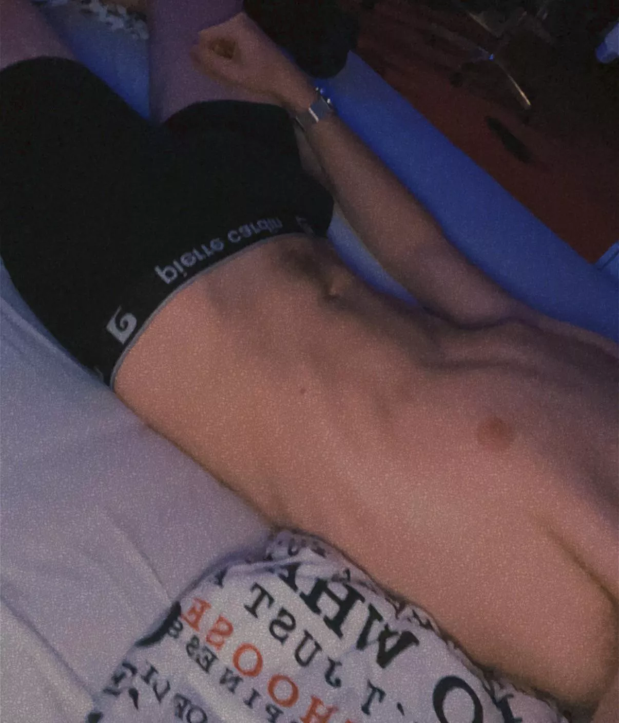 Would just love to cuddle and play videogames together rn🙊 dm me with pic of yourself if you‘d like to have a chat:)