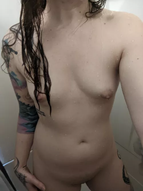 Would you join me in this tiny shower? 😘