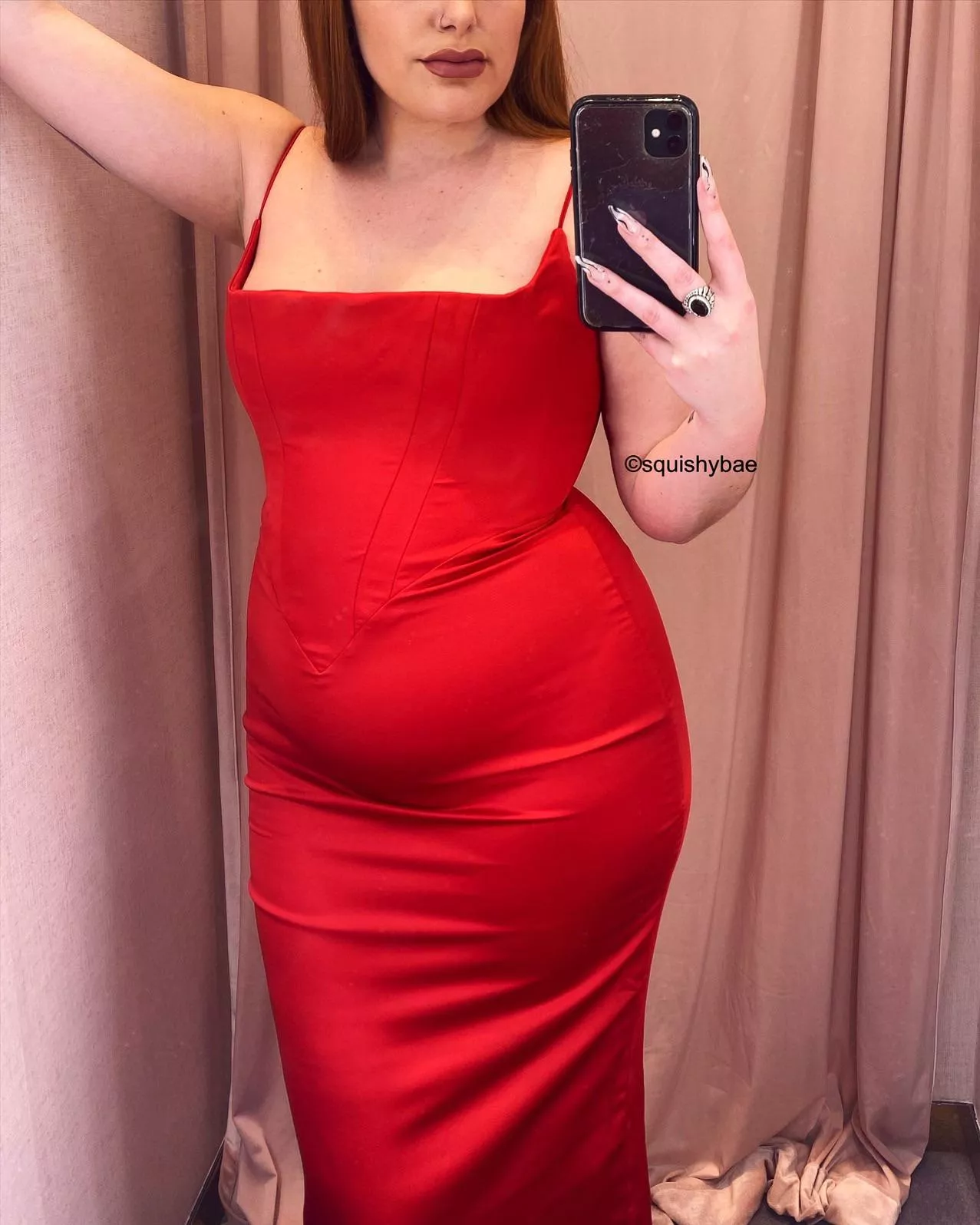 Would you take me and my belly somewhere fancy in this red dress? 🌹❤️