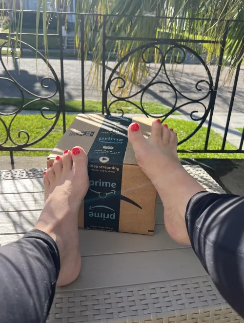 Wouldn’t you have loved to be the Amazon delivery person that got to meet me reading on my porch?