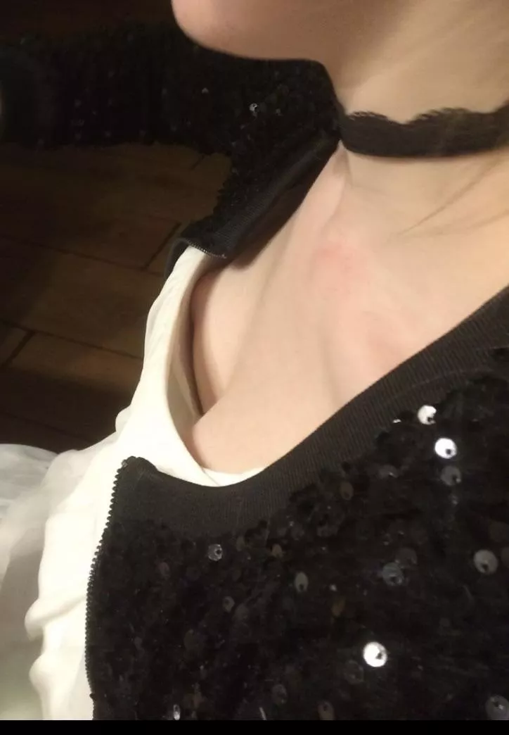 You can see full boobs and nipples the whole day with that big bra
