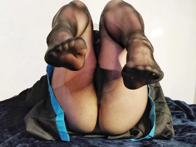 you like my beautiful black pantyhose?🥰