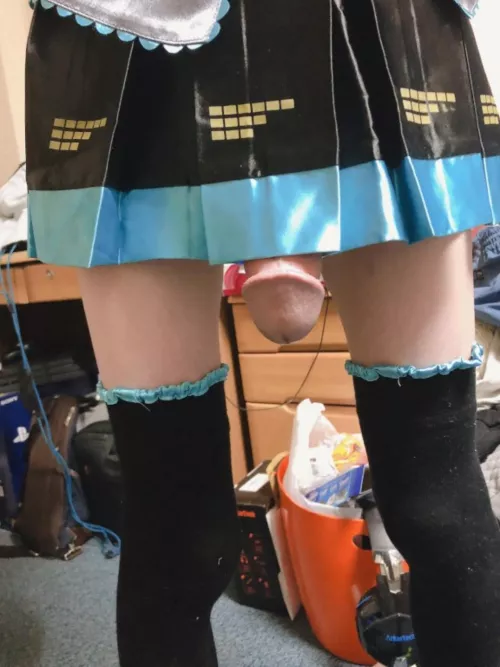 Young ts Hatsunemiku hanging to low! 🍆😳