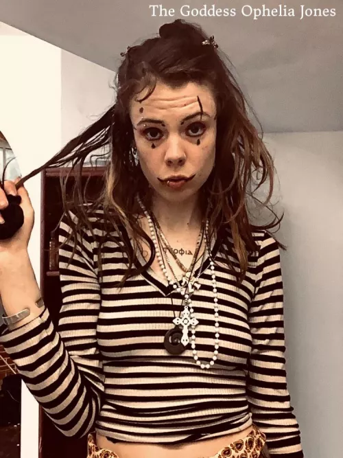 You’re MUCH too pathetic to hope to ever take Me on a date— but you can pick up the tab while I go home with someone who can actually satisfy Me.. 🤣💸💅 [domme]