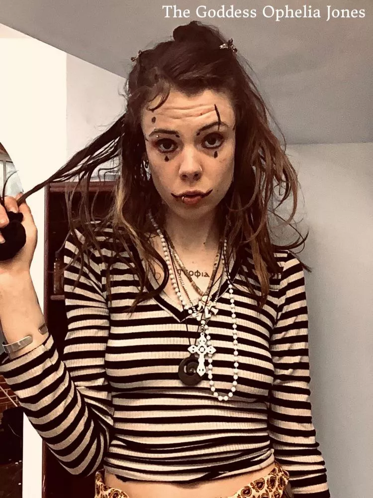 You’re MUCH too pathetic to hope to ever take Me on a date— but you can pick up the tab while I go home with someone who can actually satisfy Me.. 🤣💸💅 [domme]