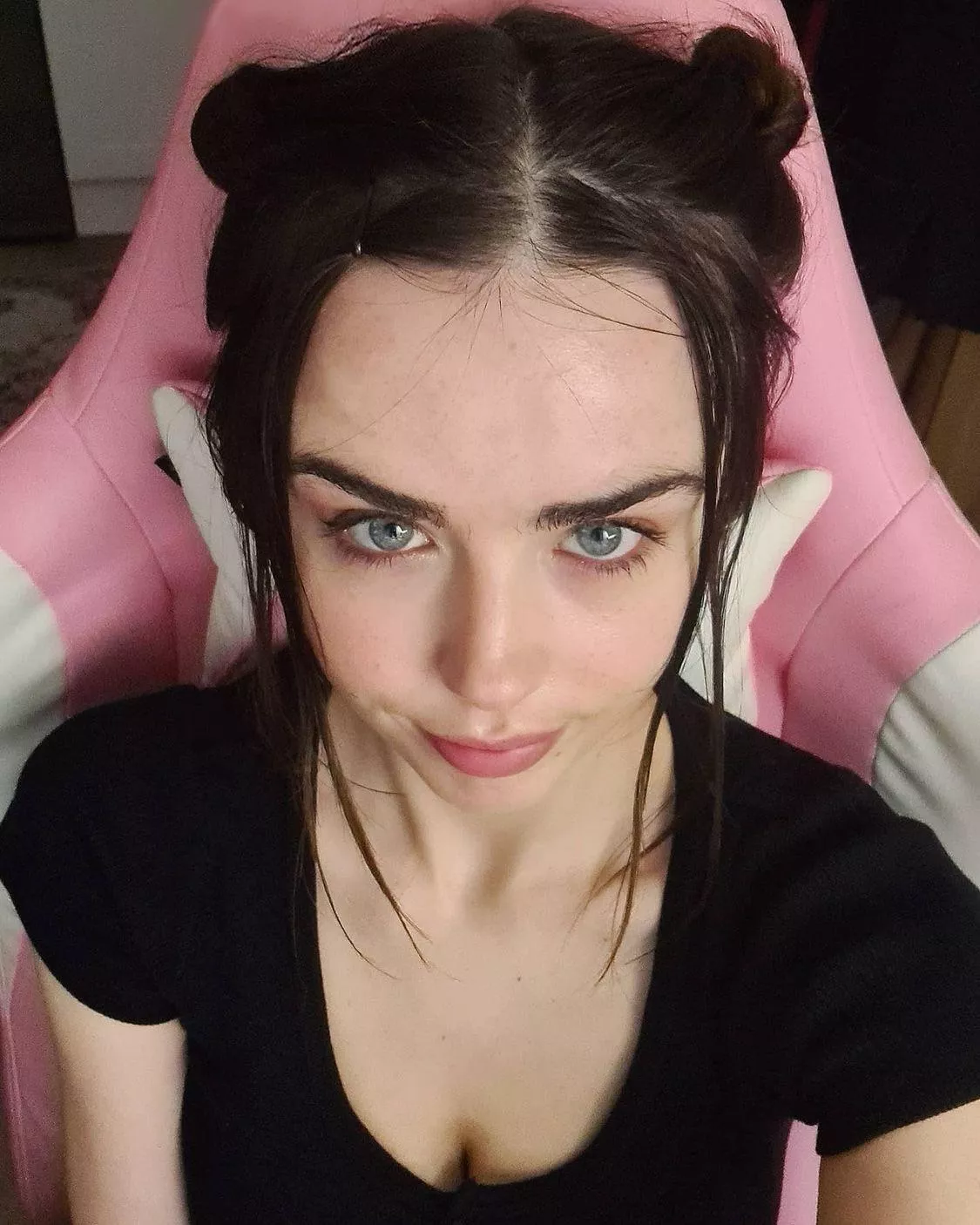 👁