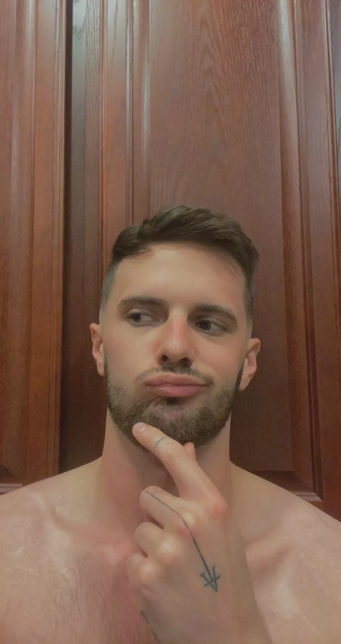 😗