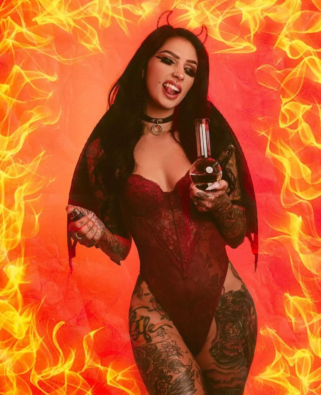 😈