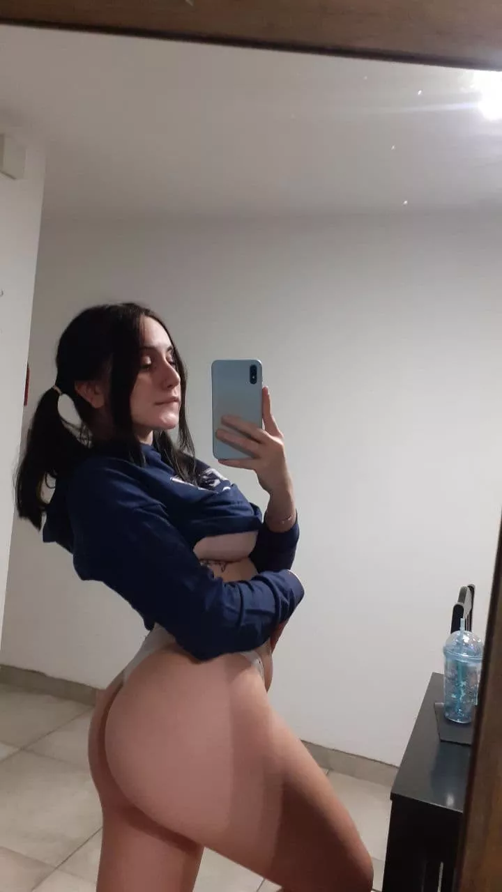 18 year old babysitter, exhibitionist 🙈 Lots of content already online ALL DAY!