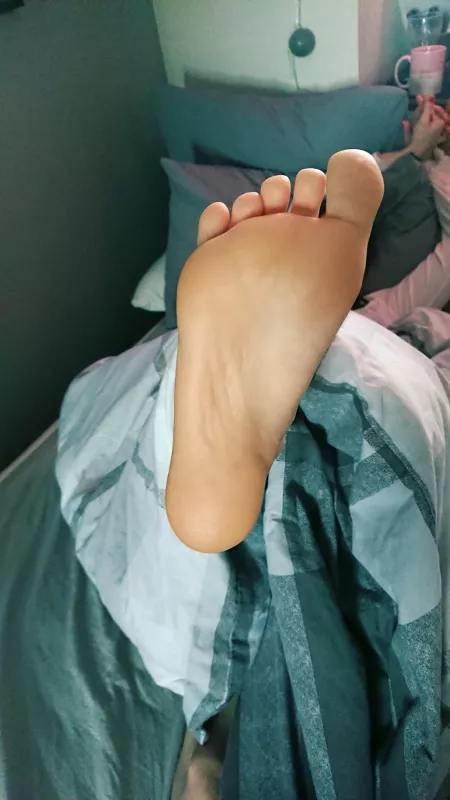 (18f, size 2) My soft stinky morning soles need to be worshipped thank you please.