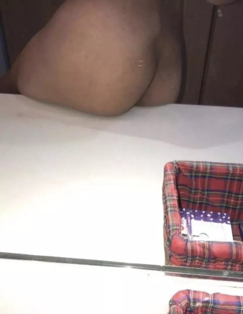 19 Chicago looking for fun I’m a sub so yeah just hit me up I’m into anything