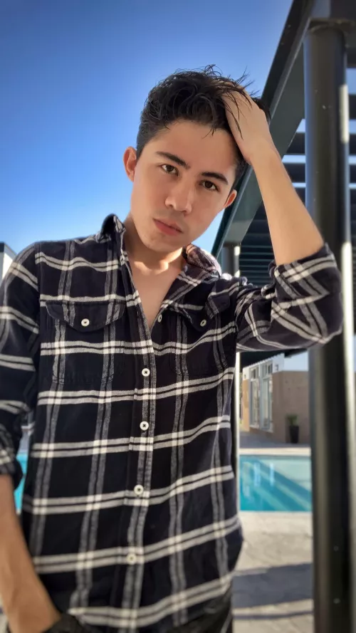 21. Got this pic today at a familiar party. Lmk what you think 😸also feel free to HMU. Hugs