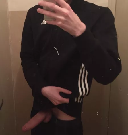 24 two guys both hung. Looking for fit guys to have fun. Chat me if interested!