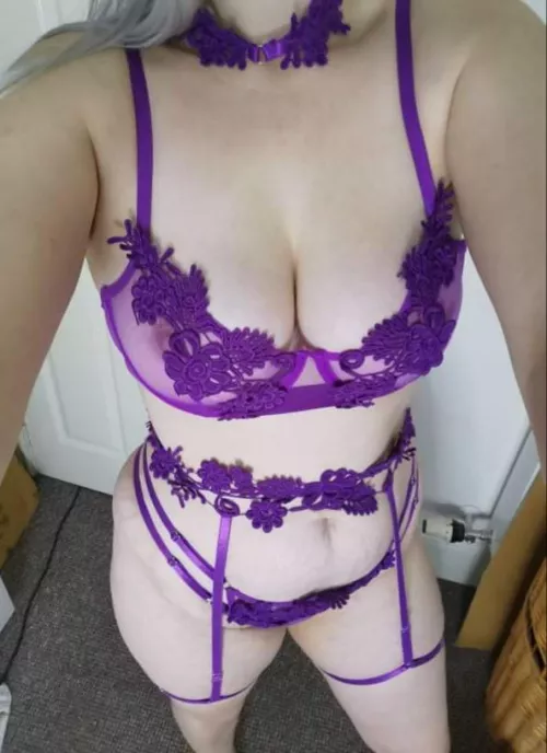 25 british milf💜 who's going to play with me 💜😈 $5 onlyfans sale get your spot before they go! 💋 link in the comments.