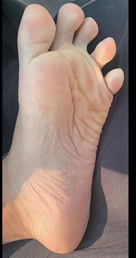 25M connecticut - Hit me up if you want to suck my toes and lick my soft soles in my car (I’ll drive to you)