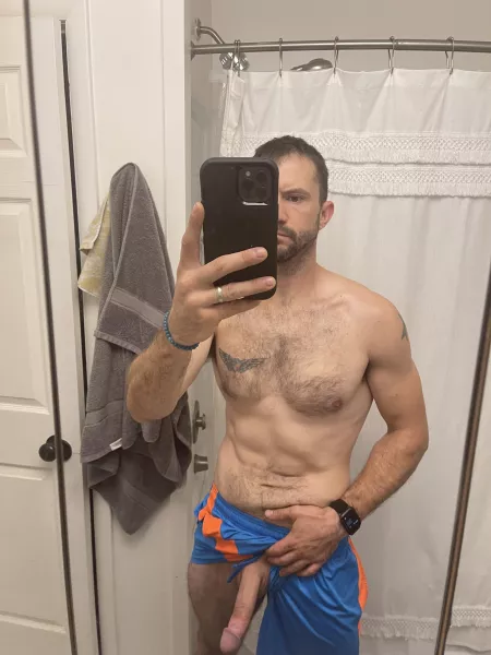 (35) off to the gym! Gotta get the blood flowing