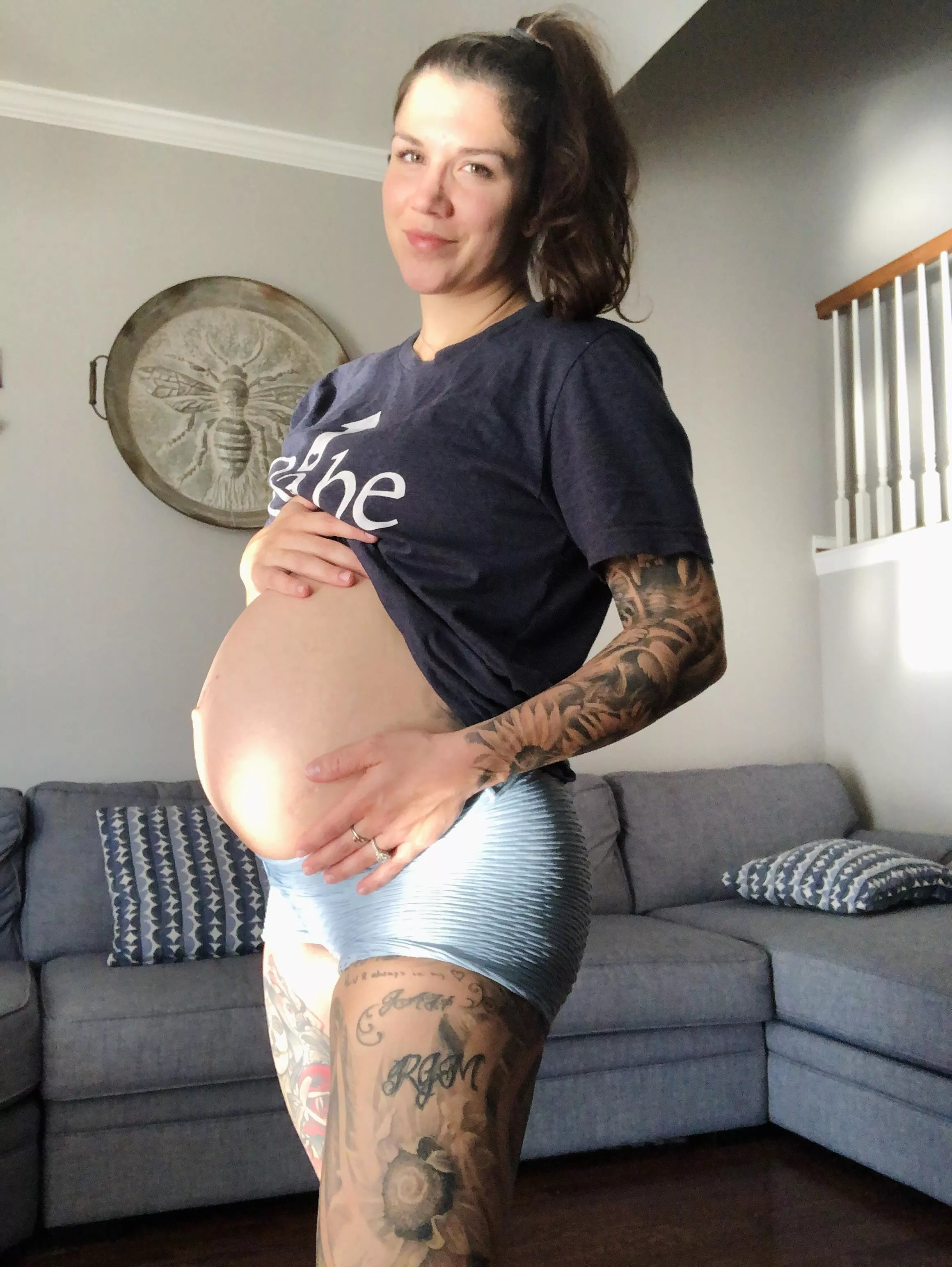 38 weeks and packing on the pounds these last few weeks.. can you tell?! 🤪😅