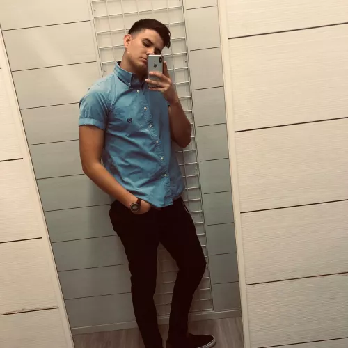 6’4. Anyone into tall guys??? I’m 22 btw 👕.