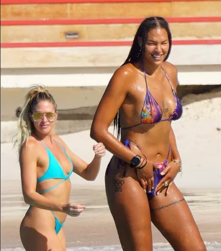 6'8 Liz Cambage vacationing with a sexy little friend.